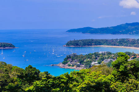 美丽的绿松石海洋景观与船只，海岸线和蓝天背景从高的鸟瞰点