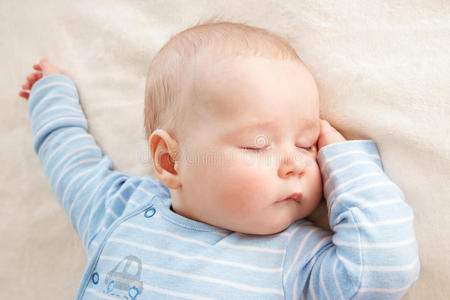 婴儿睡在柔软的毯子上