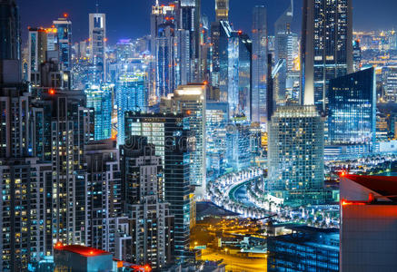 商务湾建筑，迪拜，阿拉伯联合酋长国。 夜间天际线。