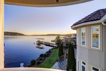 从上面的阳台可以看到华盛顿湖的迷人景色