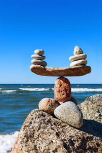 和谐与平衡的概念。 平衡石头和大海。