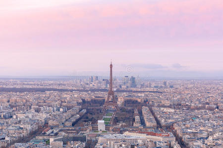 法国日落时巴黎的鸟瞰图