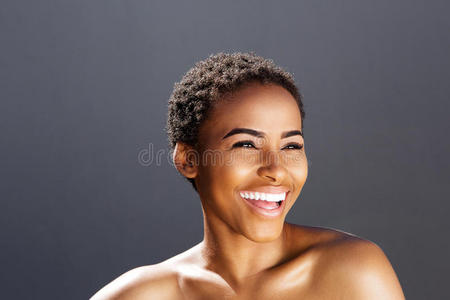 黑色女性模特微笑的美丽肖像