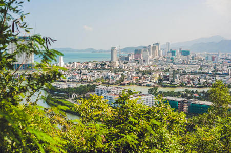 美丽的景色在芽庄和海湾的南海蓝天背景在汗霍省下午在越南。 是一个