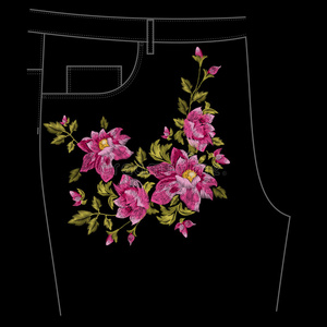 刺绣彩色牛仔裤花图案与狗玫瑰。