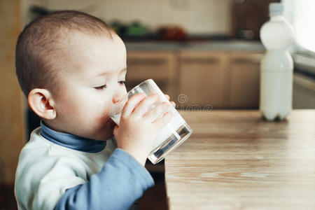 美丽的小男孩喝牛奶