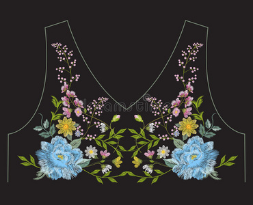 刺绣简化民族颈线花卉图案与蓝色
