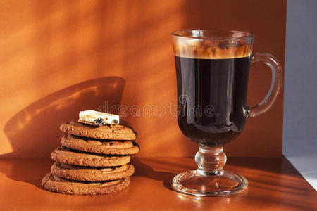 一杯热咖啡加饼干和巧克力