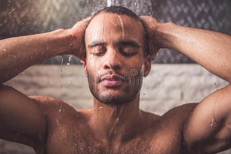 阿夫罗美国男人洗澡