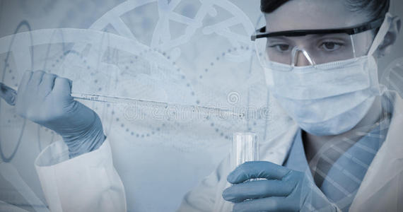 持有实验室玻璃器皿的女科学家的复合图像