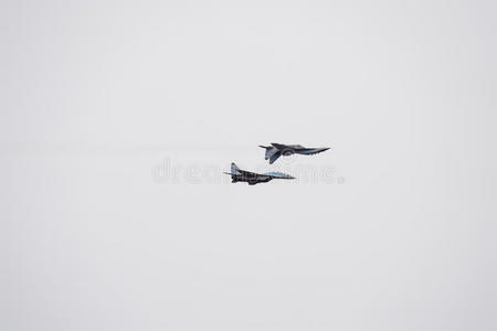 空中表演在克拉斯诺达尔机场飞行学校上空。 为保卫祖国而举行的航展。 米格29在天空中。