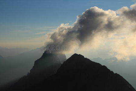 温登斯托克山上空的戏剧性云层