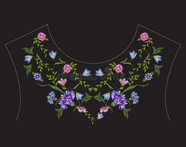 刺绣民族颈线花卉图案与蓝色矢车菊