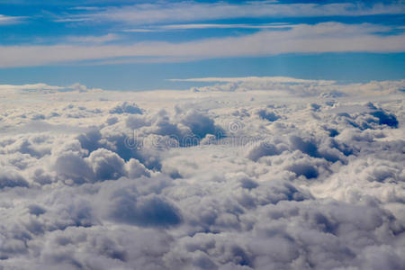 从飞机上看到的云，阳光，土壤背景