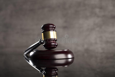 法官 被告 权威 司法 段落 平衡 代码 判断 铁锤 律师