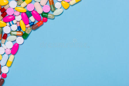 蓝色背景上的彩色药丸。