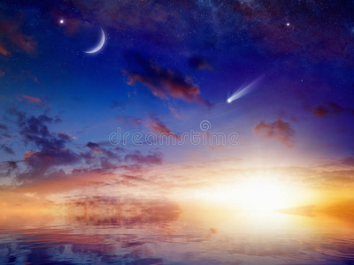 明亮的彗星，星星和新月在日落的天空与反射I