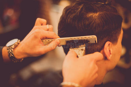 发型师使用梳子和剃须刀