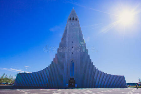 冰岛雷克雅未克的Hallgrimskirkja大教堂，卢瑟兰教区教堂，在一个阳光明媚的夏天