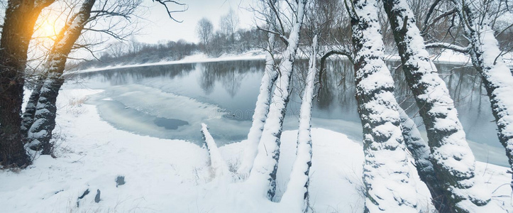 河畔冬季景观