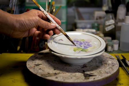 亚洲女性手绘陶瓷板