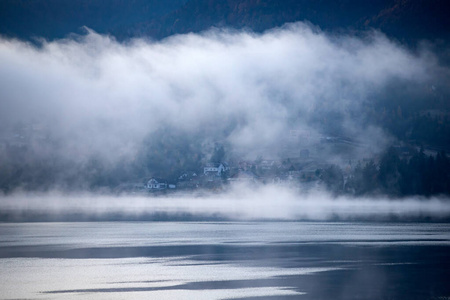 美丽的秋景，湖面有雾。