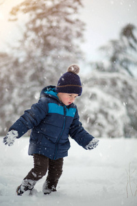 可爱可爱的小男孩开心地玩雪