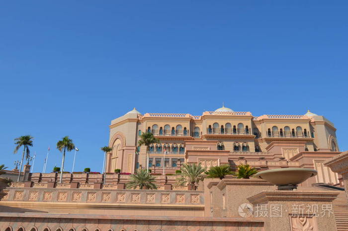 雄伟而富丽堂皇的海滨酒店被称为阿联酋阿布扎比酋长国宫殿