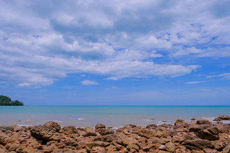 岩石，大海和蓝天岛泰国