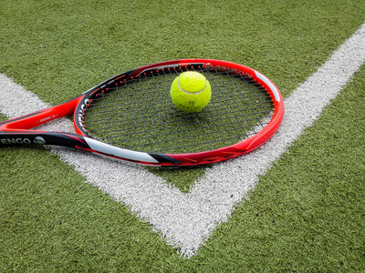 网球场上球和网球架的特写镜头。