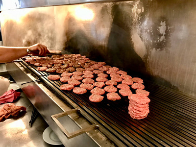 烤生肉丸子KofteKofta在土耳其当地餐厅与厨师一起在烤架上煎煮。传统食物。