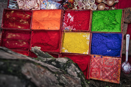 尼泊尔加德满都，阳光下的一个小贩的彩色颜料