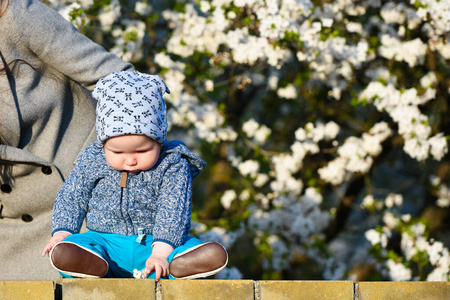 child on a background of spring flowering. 