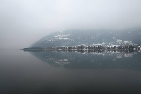 奥地利阿尔卑斯山的奥西亚克湖图片