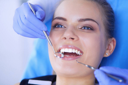 年轻女性患者张口检查牙科检查。