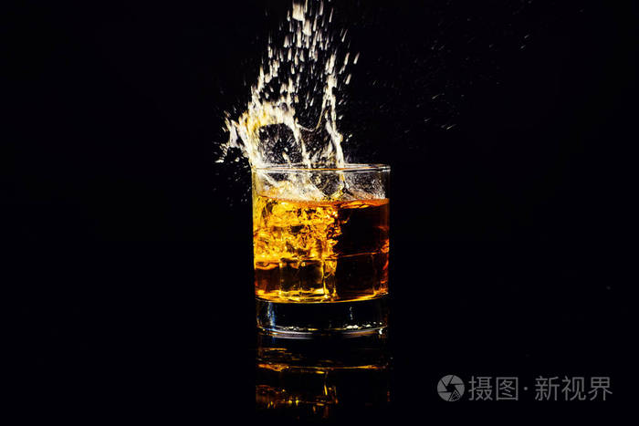 黑色背景的威士忌白兰地