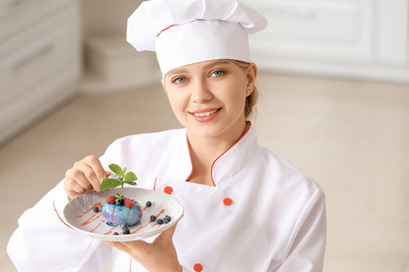 女糖果师在厨房装饰美味甜点图片