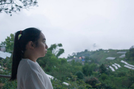 亚洲年轻女子望着昂康山，方清迈。泰国北部的旅游景点。