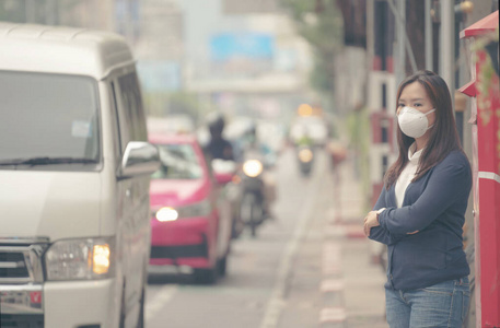 在城市街道上戴着防护面具的女人