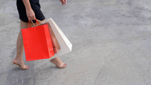 背着购物袋走路的女性腿图片