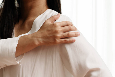 年轻女性颈肩痛损伤保健和医学概念