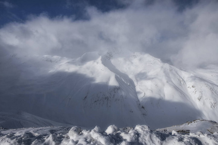 意大利利维诺阿尔卑斯滑雪场和滑雪场冬季的太阳云和雾