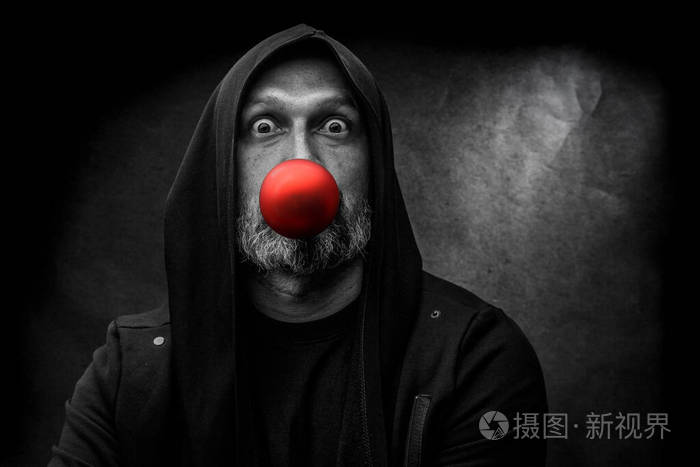 黑色和白色的肖像一个秃胡子的男人戴着帽子在肮脏的灰色背景上有红色