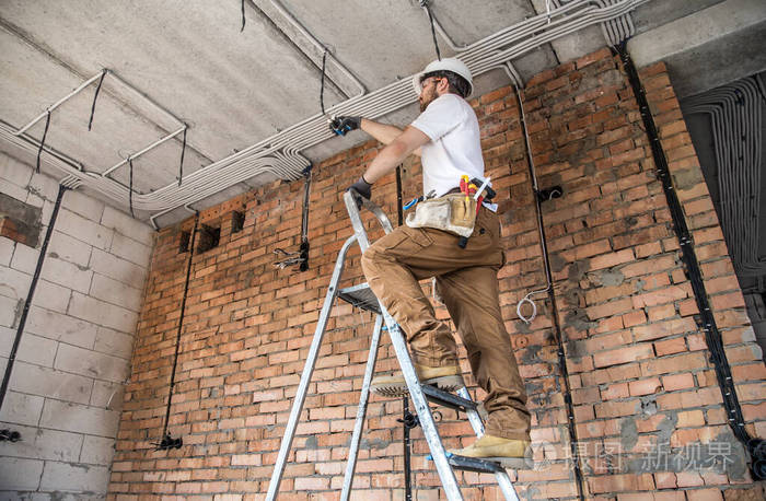 在建筑工地上工作的电工修理a