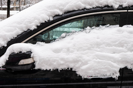 覆盖着新雪的汽车。暴风雪，能见度低