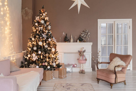 圣诞家居装饰与旧家具和树图片