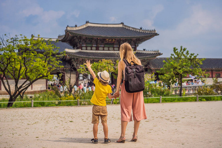 韩国的母子游客。韩国首尔的庆功宫广场。韩国旅游概念。儿童旅游概念