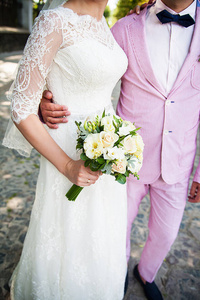 新娘手中美丽的婚礼花束