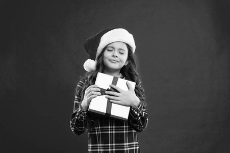 戴着圣诞老人红帽子的小女孩。圣诞购物。新年晚会。圣诞老人小子。圣诞节大减价。圣诞礼物。童年。寒假快乐。小女孩