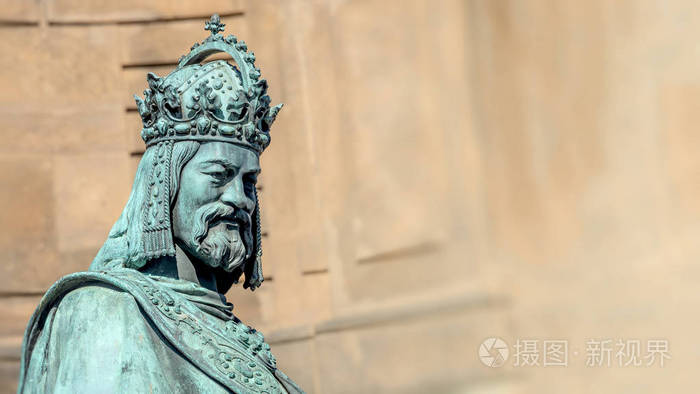 在查尔斯karluvmos有国王查理四世的老雕像的横幅
